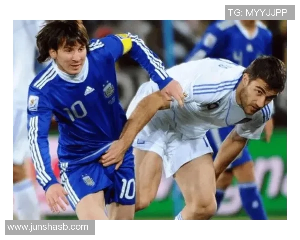 路人街头偶遇知名足球球星引发围观瞬间点燃全场热情